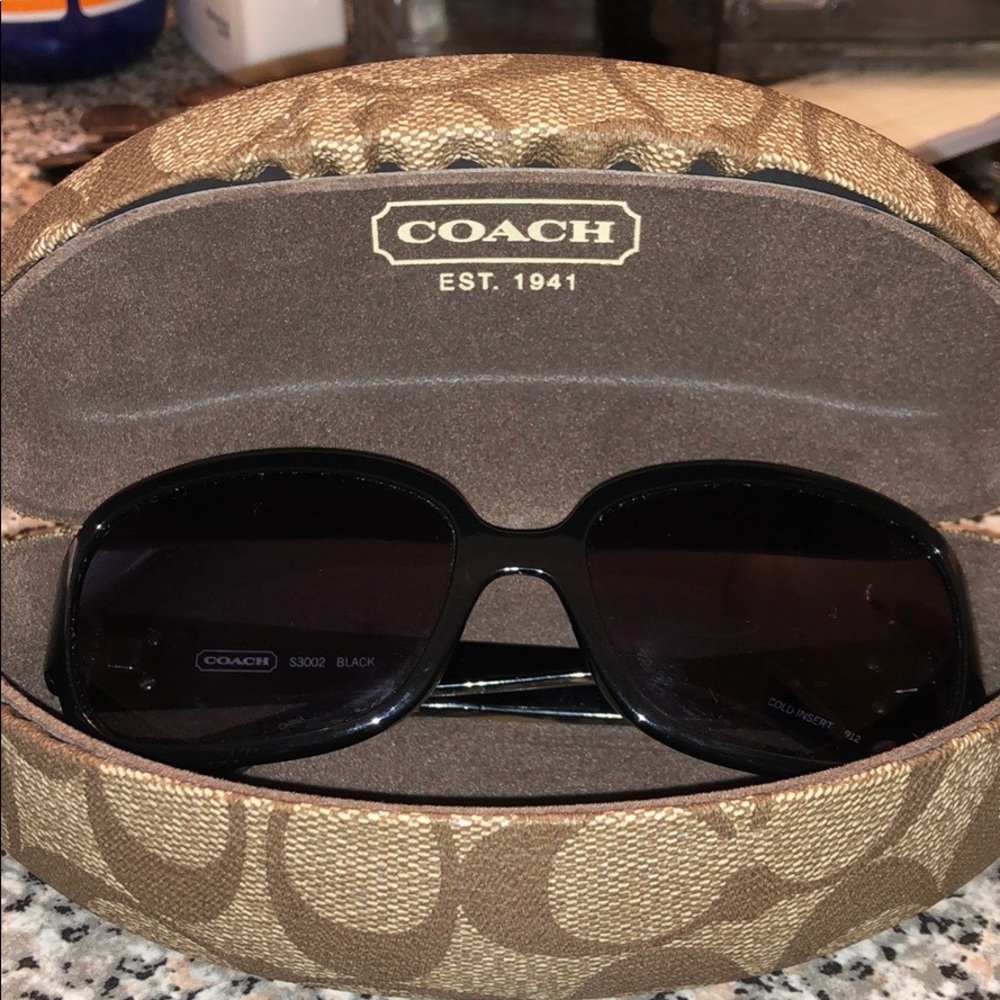 Well loved Coach sunnies 😎